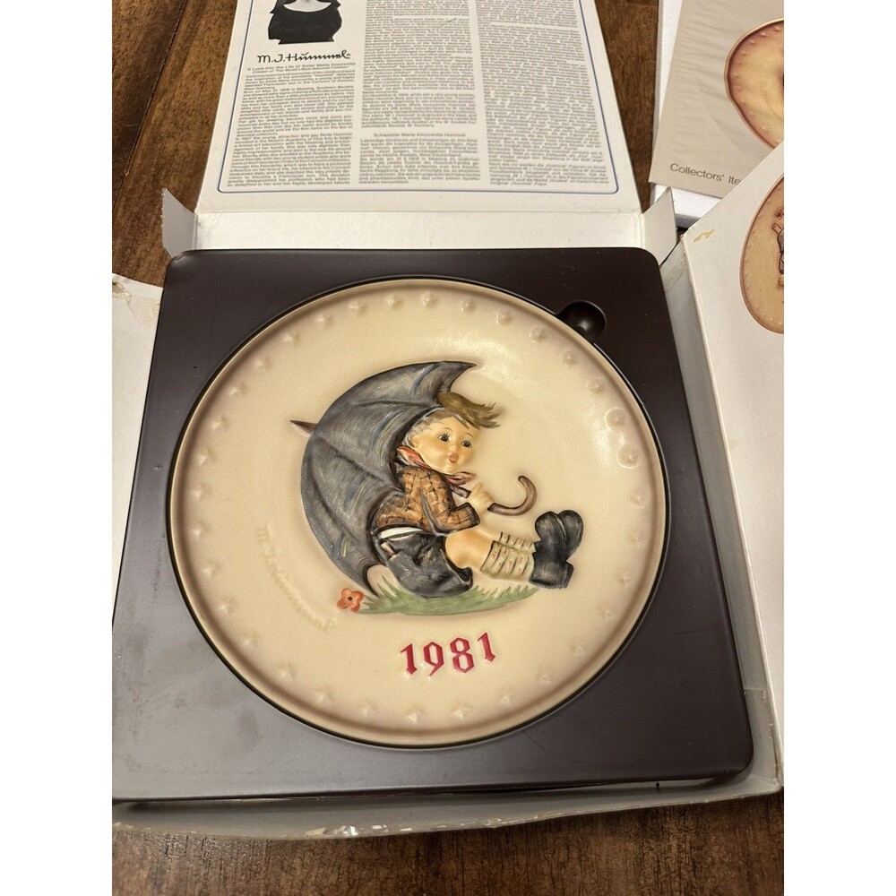 1981 Goebel M.J. Hummel 11th Annual Plate HUM 274 Umbrella Boy Box Papers